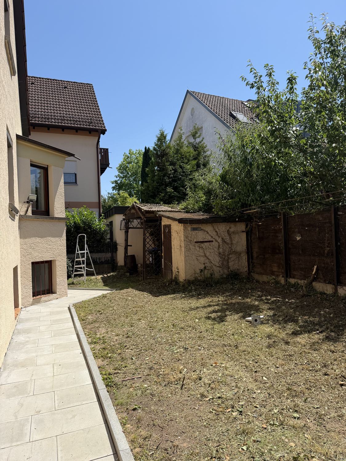 Freigelegter Garten mit Gartenhaus