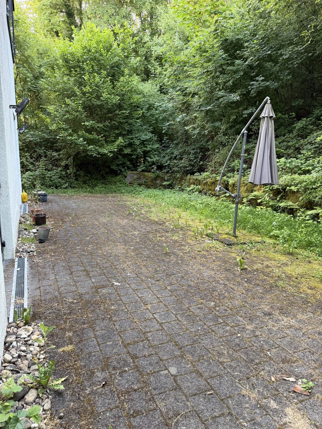 Pflasterhof mit Grünstreifen